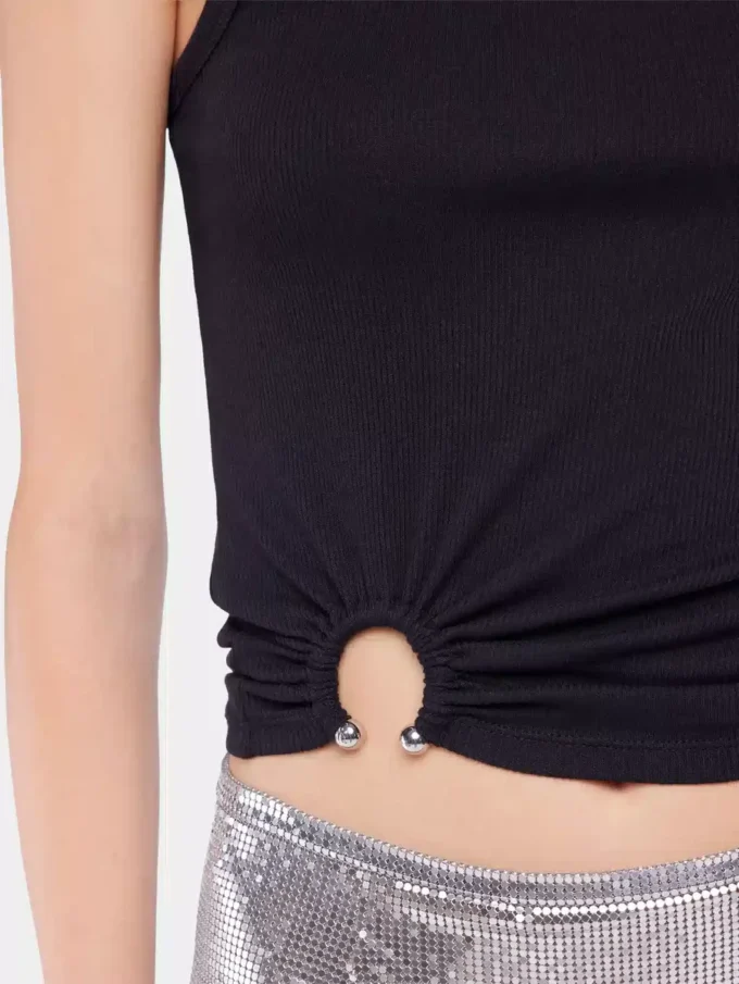 Schwarzes Tanktop mit charakteristischem Piercing