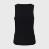 Schwarzes Tanktop mit charakteristischem Piercing
