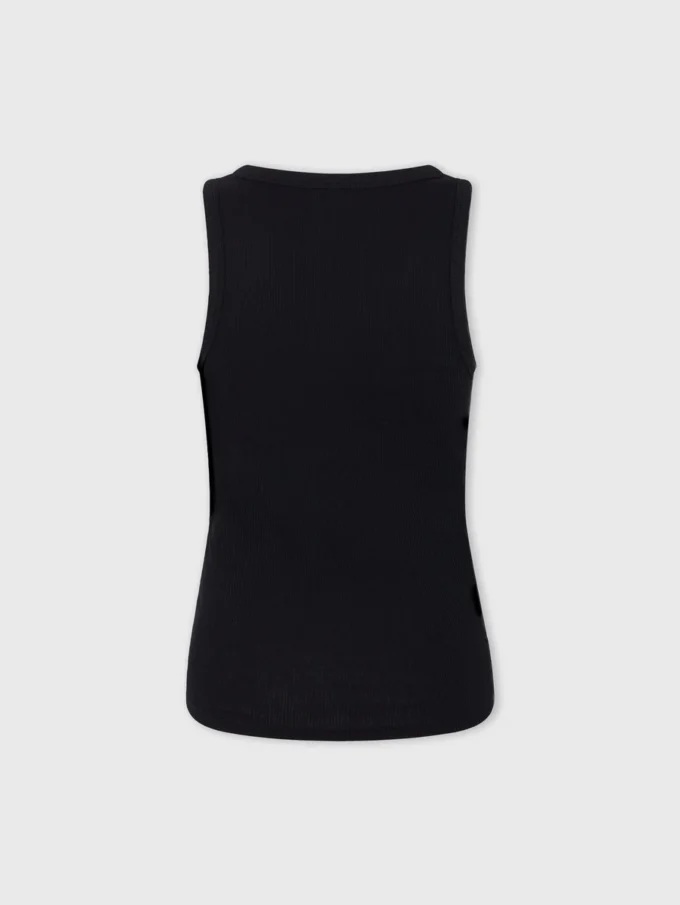 Schwarzes Tanktop mit charakteristischem Piercing
