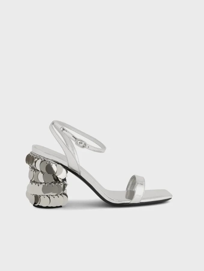 Silberne Sandalen mit glitzernden Scheibenabsätzen