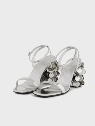 Silberne Sandalen mit glitzernden Scheibenabsätzen