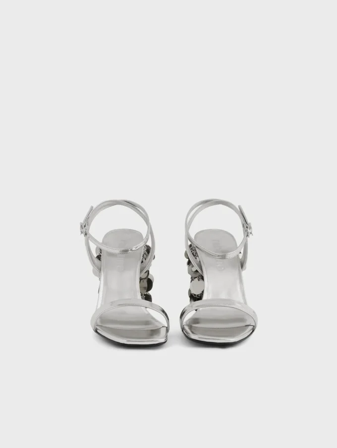 Silberne Sandalen mit glitzernden Scheibenabsätzen