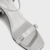 Silberne Sandalen mit glitzernden Scheibenabsätzen