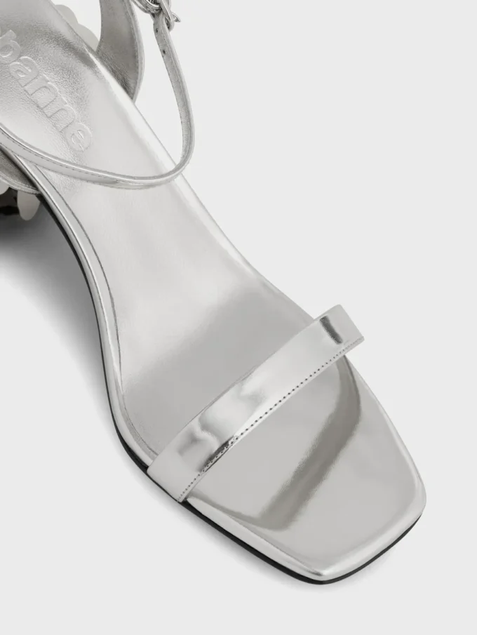 Silberne Sandalen mit glitzernden Scheibenabsätzen