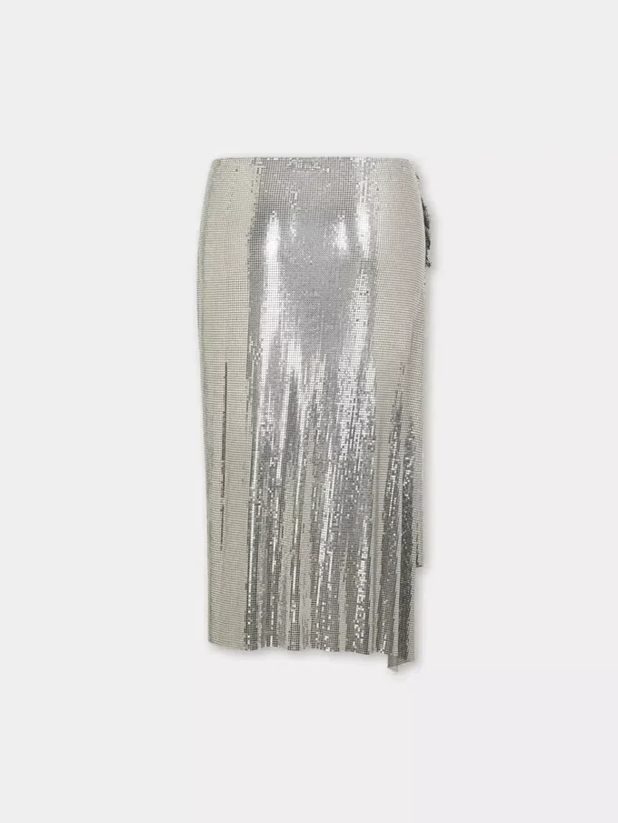 Silberner drapierter Rock aus Kettengeflecht Silberner drapierter Rock aus Kettengeflecht