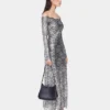 Silbernes langes Kleid aus Spitze