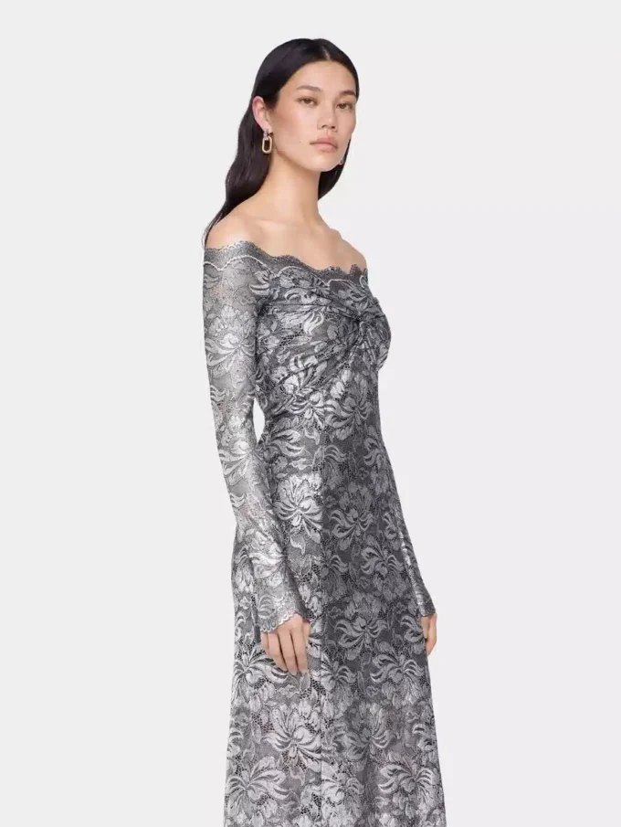 Silbernes langes Kleid aus Spitze