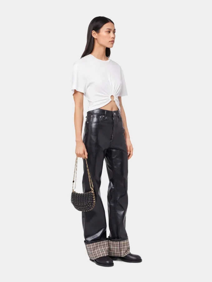 Weißes T-Shirt mit Piercing