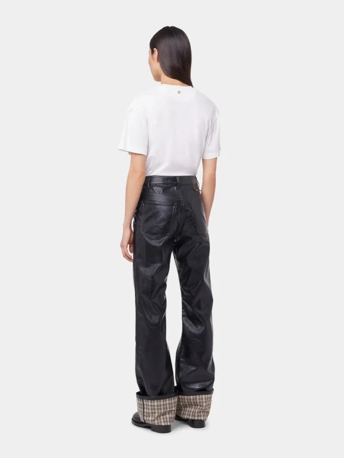 Weißes T-Shirt mit Piercing