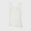 Weißes Tanktop mit charakteristischem Piercing