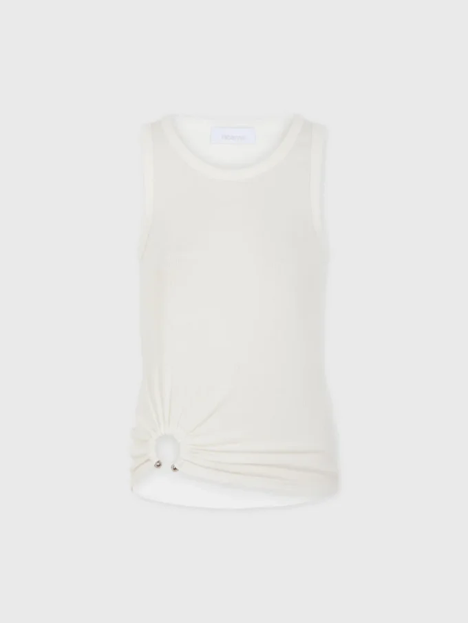 Weißes Tanktop mit charakteristischem Piercing