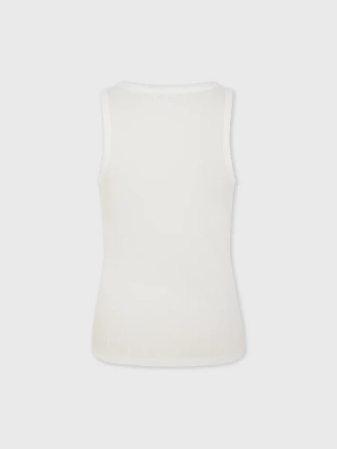 Weißes Tanktop mit charakteristischem Piercing